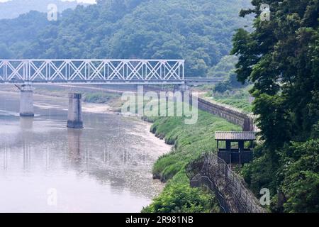 PAJU, Corée du Sud. 24th juin 2023. Un poste de garde militaire sud-coréen est vu dans la zone de contrôle civil sur la rivière Imjingak, dans la zone démilitarisée près de Paju, en Corée du Sud, samedi, 24 juin 2023. Le pont ferroviaire d'Imjingang est vu en arrière-plan. Photo de Thomas Maresca/UPI crédit: UPI/Alay Live News Banque D'Images