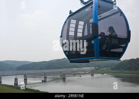 PAJU, Corée du Sud. 24th juin 2023. Les visiteurs se rendent à bord d'un téléphérique sur la télécabine de la paix d'Imjingak, qui traverse la rivière Imjingak, dans la zone de contrôle civil de la zone démilitarisée, près de Paju, en Corée du Sud, samedi, 24 juin 2023. Photo de Thomas Maresca/UPI crédit: UPI/Alay Live News Banque D'Images