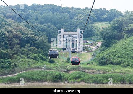 PAJU, Corée du Sud. 24th juin 2023. Des téléphériques de la télécabine de la paix d'Imjingak traversent la rivière Imjingak dans la zone de contrôle civil de la zone démilitarisée près de Paju, en Corée du Sud, samedi, 24 juin 2023. Photo de Thomas Maresca/UPI crédit: UPI/Alay Live News Banque D'Images