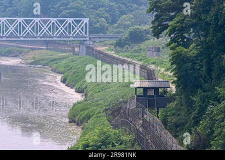 PAJU, Corée du Sud. 24th juin 2023. Un poste de garde militaire sud-coréen est vu dans la zone de contrôle civil sur la rivière Imjingak, dans la zone démilitarisée près de Paju, en Corée du Sud, samedi, 24 juin 2023. Le pont ferroviaire d'Imjingang est vu en arrière-plan. Photo de Thomas Maresca/UPI crédit: UPI/Alay Live News Banque D'Images