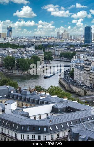 Paris, vue aérienne sur la Seine, avec la tour Montparnasse et le nouveau palais de justice en arrière-plan Banque D'Images