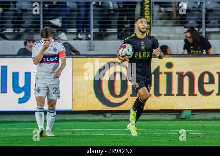 Los Angeles, Californie, États-Unis. 24th juin 2023. Denis Bouanga (99) célèbre son but à côté du milieu de terrain des Whitecaps de Vancouver Ryan Gauld (25) lors d'un match de soccer MLS, 17 mai 2023, à Los Angeles. (Credit image: © Ringo Chiu/ZUMA Press Wire) USAGE ÉDITORIAL SEULEMENT! Non destiné À un usage commercial ! Crédit : ZUMA Press, Inc./Alay Live News Banque D'Images