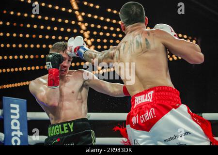 24 juin 2023, New York, New York, New York, USA: NEW YORK, NY- JUIN 24: (R-L) Edgar Berlanga poinçons Jason Quigley dans leur combat super-midlewhuit samedi soir dans le théâtre de Madison Square Garden, New York City, New York, États-Unis. (Credit image: © Matt Davies/PX Imagens via ZUMA Press Wire) USAGE ÉDITORIAL SEULEMENT! Non destiné À un usage commercial ! Crédit : ZUMA Press, Inc./Alay Live News Banque D'Images