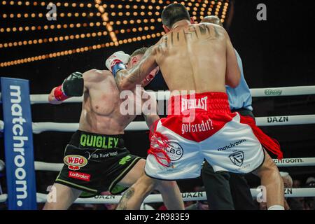 24 juin 2023, New York, New York, New York, USA: NEW YORK, NY- JUIN 24: (R-L) Edgar Berlanga poinçons Jason Quigley dans leur combat super-midlewhuit samedi soir dans le théâtre de Madison Square Garden, New York City, New York, États-Unis. (Credit image: © Matt Davies/PX Imagens via ZUMA Press Wire) USAGE ÉDITORIAL SEULEMENT! Non destiné À un usage commercial ! Crédit : ZUMA Press, Inc./Alay Live News Banque D'Images