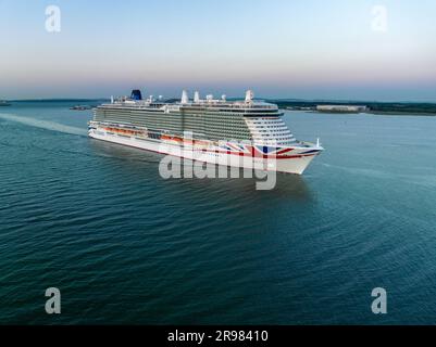 Arvia est un bateau de croisière de classe Excellence en service pour P&O Cruises, une filiale de Carnival Corporation & plc. Arrivée à l'antenne de Southampton Banque D'Images