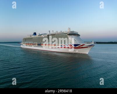 Arvia est un bateau de croisière de classe Excellence en service pour P&O Cruises, une filiale de Carnival Corporation & plc. Arrivée à l'antenne de Southampton Banque D'Images