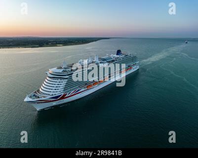 Arvia est un bateau de croisière de classe Excellence en service pour P&O Cruises, une filiale de Carnival Corporation & plc. Arrivée à l'antenne de Southampton Banque D'Images