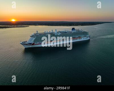 Arvia est un bateau de croisière de classe Excellence en service pour P&O Cruises, une filiale de Carnival Corporation & plc. Arrivée à l'antenne de Southampton Banque D'Images