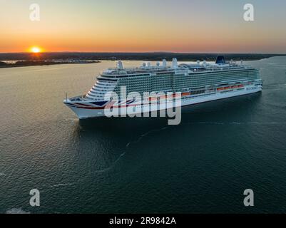 Arvia est un bateau de croisière de classe Excellence en service pour P&O Cruises, une filiale de Carnival Corporation & plc. Arrivée à l'antenne de Southampton Banque D'Images