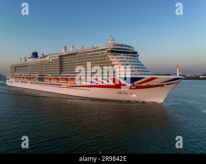 Arvia est un bateau de croisière de classe Excellence en service pour P&O Cruises, une filiale de Carnival Corporation & plc. Arrivée à l'antenne de Southampton Banque D'Images