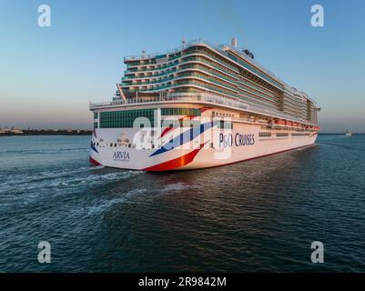 Arvia est un bateau de croisière de classe Excellence en service pour P&O Cruises, une filiale de Carnival Corporation & plc. Arrivée à l'antenne de Southampton Banque D'Images