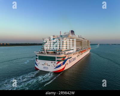 Arvia est un bateau de croisière de classe Excellence en service pour P&O Cruises, une filiale de Carnival Corporation & plc. Arrivée à l'antenne de Southampton Banque D'Images