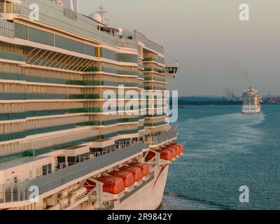 Arvia est un bateau de croisière de classe Excellence en service pour P&O Cruises, une filiale de Carnival Corporation & plc. Arrivée à l'antenne de Southampton Banque D'Images