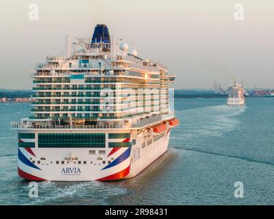 Arvia est un bateau de croisière de classe Excellence en service pour P&O Cruises, une filiale de Carnival Corporation & plc. Arrivée à l'antenne de Southampton Banque D'Images