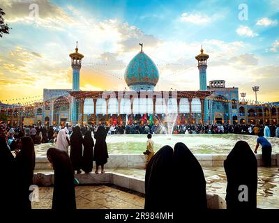 Shiraz, Iran - 10th juin 2022 : cérémonie de célébration dans le sanctuaire Saint de Shahcheragh Banque D'Images