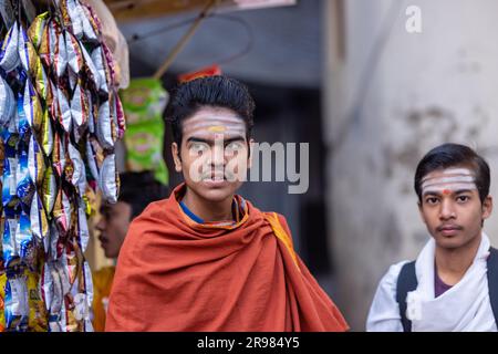 Portrait de jeunes étudiants non identifiés de gurukul dans la ville de varanasi debout à assi Ghat près de la rivière ganges avec tilak sur leur front. Banque D'Images