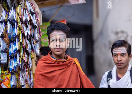 Portrait de jeunes étudiants non identifiés de gurukul dans la ville de varanasi debout à assi Ghat près de la rivière ganges avec tilak sur leur front. Banque D'Images