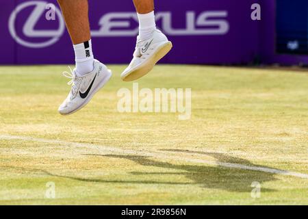 Londres, Royaume-Uni. 24th juin 2023. Carlos Alcaraz, de l'Espagne, est en compétition lors du match semi-fin des hommes contre Sebastian Korda, des États-Unis, lors du tournoi de tennis Queens Club à Londres, Royaume-Uni, 24 juin 2023. Credit: Stephen Chung/Xinhua/Alay Live News Banque D'Images