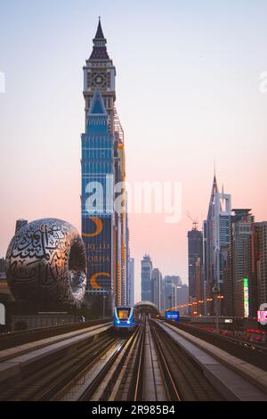 Dubaï, Émirats Arabes Unis - 10th octobre 2022 : le métro arrive à la station de métro par le musée du futur avec panorama sur la ville. Transport ferroviaire dans la grande ville pour soupir Banque D'Images