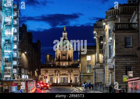 Vieille ville d'Édimbourg la nuit en Écosse, vue sur le musée sur la Mound depuis la rue National cycle route 75. Banque D'Images
