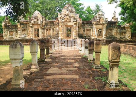 Chemin menant à la porte du complexe du temple khmer Sdok Kok Thom, dans la province de sa Kaeo, en Thaïlande Banque D'Images