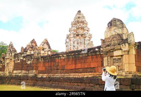 Femme voyageur prenant des photos du temple khmer Prasat Sdok Kok Thom, situé dans la province de sa Kaeo, en Thaïlande Banque D'Images