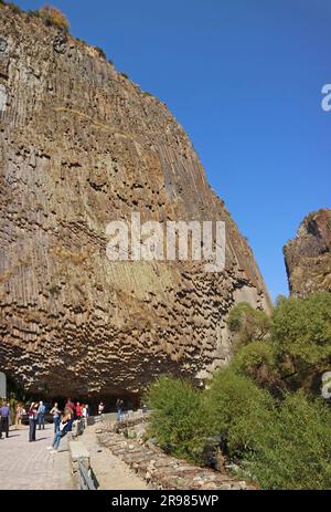 Route de montagne à la Symphonie de pierres avec Temple de Garni sur le Hilltop à Afar, gorge de Garni, village de Garni, Arménie Banque D'Images