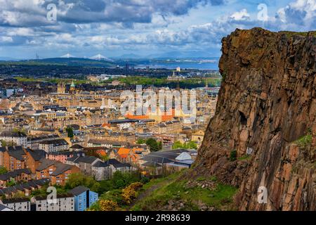 Vue sur la ville d'Edimbourg en Ecosse, Royaume-Uni. Paysage urbain pittoresque avec falaise de Salisbury Crags dans le parc Holyrood. Banque D'Images