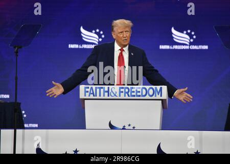 Washington DC, États-Unis. 24th juin 2023. L'ancien président des États-Unis, Donald J. Trump, prononce un discours lors de la conférence « route vers la majorité » de la Faith and Freedom Coalition à Washington, DC. Ancien États-Unis Le président Donald J. Trump a revendiqué son innocence et a déclaré que l'enquête sur les documents classifiés était un canular. Crédit : SOPA Images Limited/Alamy Live News Banque D'Images