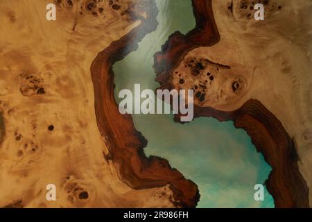 La texture d'une table en bois recouverte de résine époxy. Vue de dessus d'une arborescence en tant qu'arrière-plan avec espace à copier. Photo de haute qualité Banque D'Images