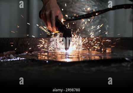 Découpe de plaque métallique avec un laser. découpe du métal Banque D'Images