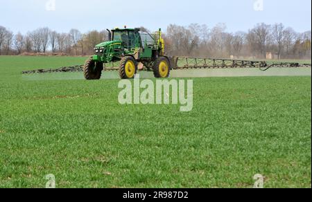 Chortkiv - Ternopil - Ukraine - 22 avril 2021. Traitement des cultures de blé avec des insecticides pour la protection contre les ravageurs dans la ferme 'Yagelniski'. Banque D'Images