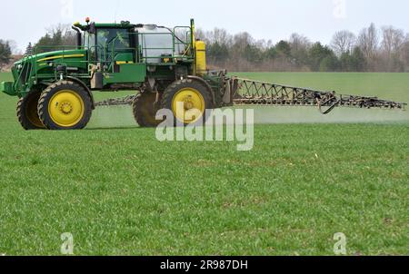 Chortkiv - Ternopil - Ukraine - 22 avril 2021. Traitement des cultures de blé avec des insecticides pour la protection contre les ravageurs dans la ferme 'Yagelniski'. Banque D'Images