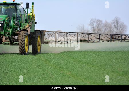 Chortkiv - Ternopil - Ukraine - 22 avril 2021. Traitement des cultures de blé avec des insecticides pour la protection contre les ravageurs dans la ferme 'Yagelniski'. Banque D'Images