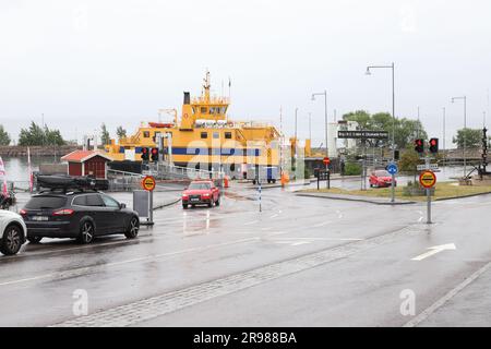 Visingso, Suède - 7 juillet 2022: Le terminal de ferry dans le lac Vattern Visingsö port avec Trafikferket route ferry Ebba Brahe et voitures d'attente dedans Banque D'Images