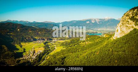 Vue panoramique aérienne verdure panoramique montagnes slovènes. Route chemin à travers la campagne slovène vers les lacs de Bled et Bohinj en Slovénie. FAM Banque D'Images