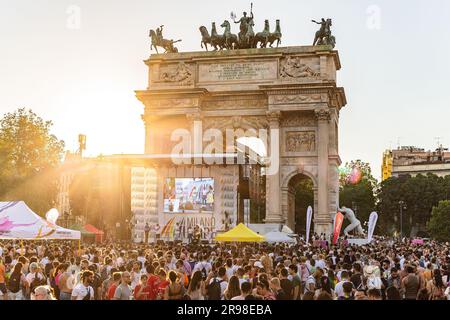 Une foule vibrante de gens dans les rues de Milan célébrant le défilé annuel de la fierté de Milan qui s'est tenu en juin Banque D'Images