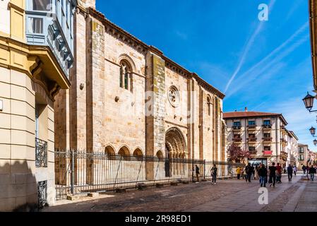 Zamora, Espagne - 7 avril 2023 : vue extérieure de l'église Santa Maria Magdalena Banque D'Images