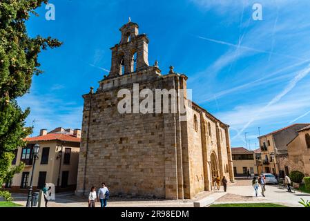 Zamora, Espagne - 7 avril 2023: Vue extérieure de l'église de San Isidoro Banque D'Images