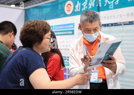 NANJING, CHINE - LE 25 JUIN 2023 - les parents des candidats apprennent à connaître les inscriptions à l'université lors d'une réunion de consultation à Nanjing, Jiangsu provin Banque D'Images