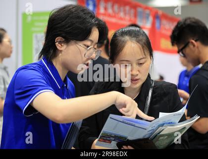 NANJING, CHINE - LE 25 JUIN 2023 - les parents des candidats apprennent à connaître les inscriptions à l'université lors d'une réunion de consultation à Nanjing, Jiangsu provin Banque D'Images