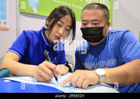 NANJING, CHINE - LE 25 JUIN 2023 - les parents des candidats apprennent à connaître les inscriptions à l'université lors d'une réunion de consultation à Nanjing, Jiangsu provin Banque D'Images