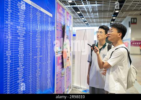 NANJING, CHINE - LE 25 JUIN 2023 - les parents des candidats apprennent à connaître les inscriptions à l'université lors d'une réunion de consultation à Nanjing, Jiangsu provin Banque D'Images