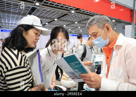 NANJING, CHINE - LE 25 JUIN 2023 - les parents des candidats apprennent à connaître les inscriptions à l'université lors d'une réunion de consultation à Nanjing, Jiangsu provin Banque D'Images