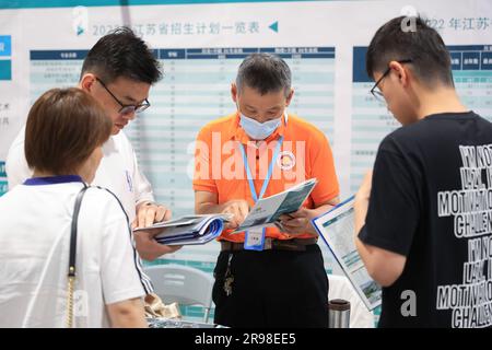 NANJING, CHINE - LE 25 JUIN 2023 - les parents des candidats apprennent à connaître les inscriptions à l'université lors d'une réunion de consultation à Nanjing, Jiangsu provin Banque D'Images