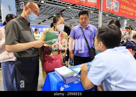 NANJING, CHINE - LE 25 JUIN 2023 - les parents des candidats apprennent à connaître les inscriptions à l'université lors d'une réunion de consultation à Nanjing, Jiangsu provin Banque D'Images