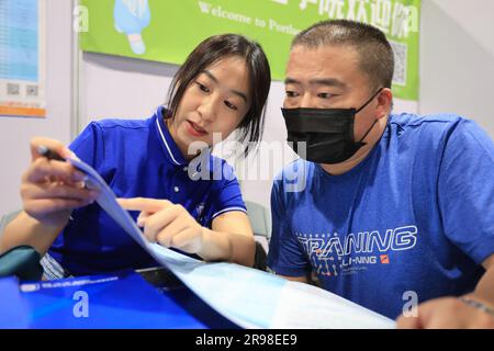 NANJING, CHINE - LE 25 JUIN 2023 - les parents des candidats apprennent à connaître les inscriptions à l'université lors d'une réunion de consultation à Nanjing, Jiangsu provin Banque D'Images