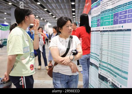 NANJING, CHINE - LE 25 JUIN 2023 - les parents des candidats apprennent à connaître les inscriptions à l'université lors d'une réunion de consultation à Nanjing, Jiangsu provin Banque D'Images