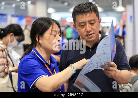 NANJING, CHINE - LE 25 JUIN 2023 - les parents des candidats apprennent à connaître les inscriptions à l'université lors d'une réunion de consultation à Nanjing, Jiangsu provin Banque D'Images