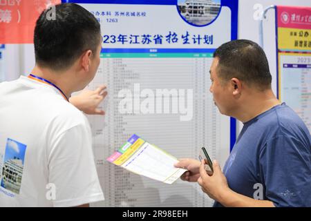 NANJING, CHINE - LE 25 JUIN 2023 - les parents des candidats apprennent à connaître les inscriptions à l'université lors d'une réunion de consultation à Nanjing, Jiangsu provin Banque D'Images